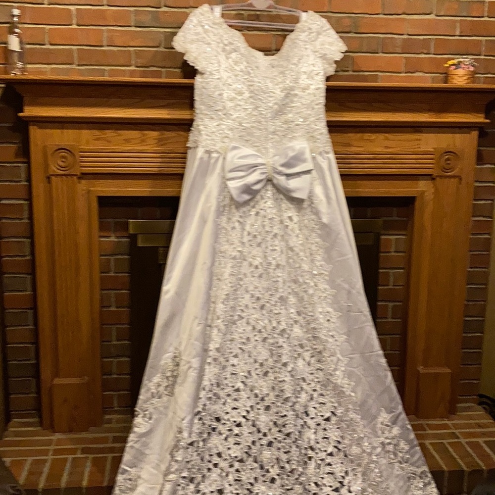 EUC 2XL Mori Lee white satin bridal gown embroidered cutouts